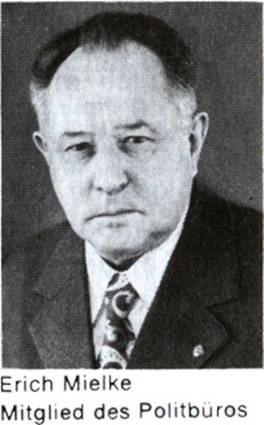 Erich Mielke, geb. 28-12-1907, bek. Parteifunktionr d. DDR, Politiker, Armeegeneral, Expedient; seit 1925 Mitglied der KPD, 1936/39 Teilnehmer am Kampf gegen den Faschismus in Spanien; nach 1945 leitende Funktionen im Staatsapparat und seit 1950 Mitglied des ZK der SED, seit 1957 Min. fr Staatssicherheit. Seit 1971 Kandidat und seit 1976 Mitglied des Politbros des ZK der SED. 1989 Rcktritt als Min. und Mitglied des Politbros des Zentralkomitees der SED. Karl-Marx-Orden, Vaterlnd. Verdienstorden, Banner der Arbeit, Held der Arbeit.