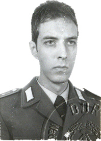 Lichtbild in Uniform bzw. im "Waffenrock" der Streitkräfte (1956 bis ..90) der Deutschen Demokratischen Republik (DDR [1949 bis ..90]) und weiter auf Stellengesuch_-_k._u._k.*-Seite